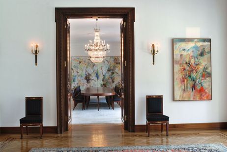 Blick vom Vorraum in den Speisesaal: Die Gemälde im Vorraum und im Speisesaal stammen von Bernard Schultze (1915–2005 ) und sind Leihgaben des Museum Ludwig in Köln 